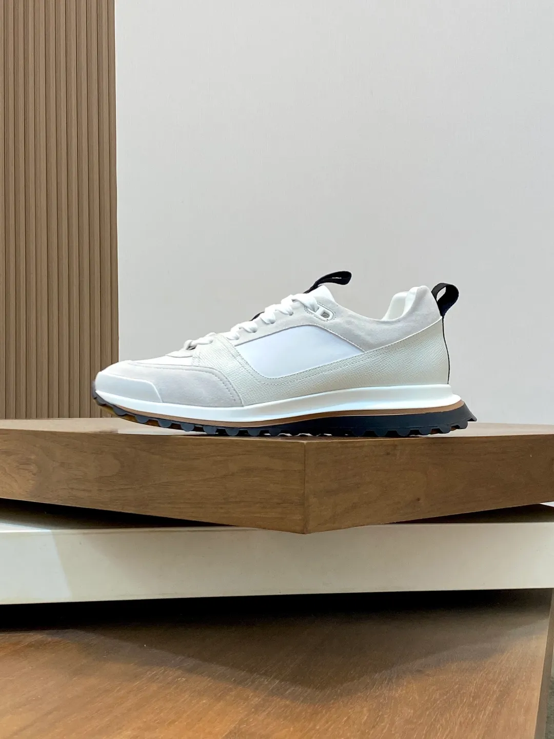 Men's men's shoes 💰700 HERMES/Hermès Leader sneakers! Tech twill, calfskin and suede goatskin sneakers featuring paneled multicolor twill, calfskin and suede. Lightweight geometric sole for a stylish urban look. Product details: White and orange rubber sole Black rubber sole with orange rubber insert Light natural leather insert White rubber toe cap Beige lambskin insole and lining Cotton strap, rubber lettering Sole height: 4cm Size: 39-40-41-42-43-44 (customized at 38.45)